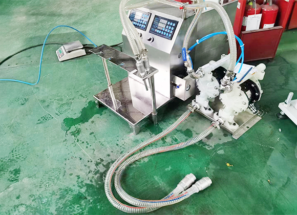 高粘度瓶、袋一體液體洗滌劑灌裝機-01